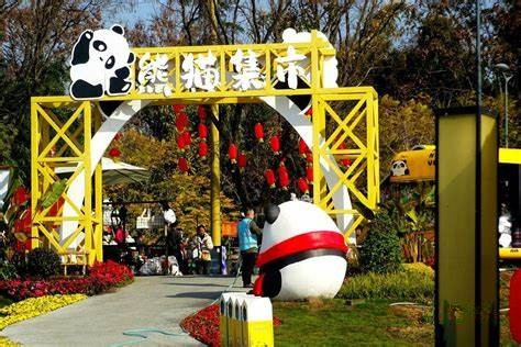 成都熊猫基地集市:一只“会说话的熊猫”,带火130+家特色商户